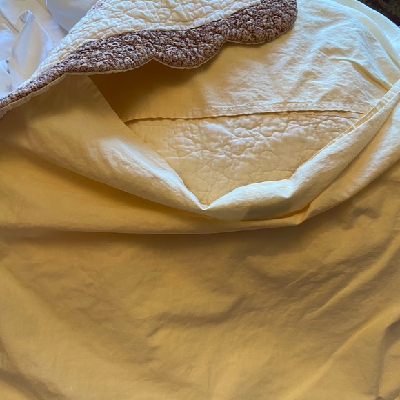 Home Classics Queen Size Quilted Coverlet and Matching Pillow Shams - Picture 5 of 13